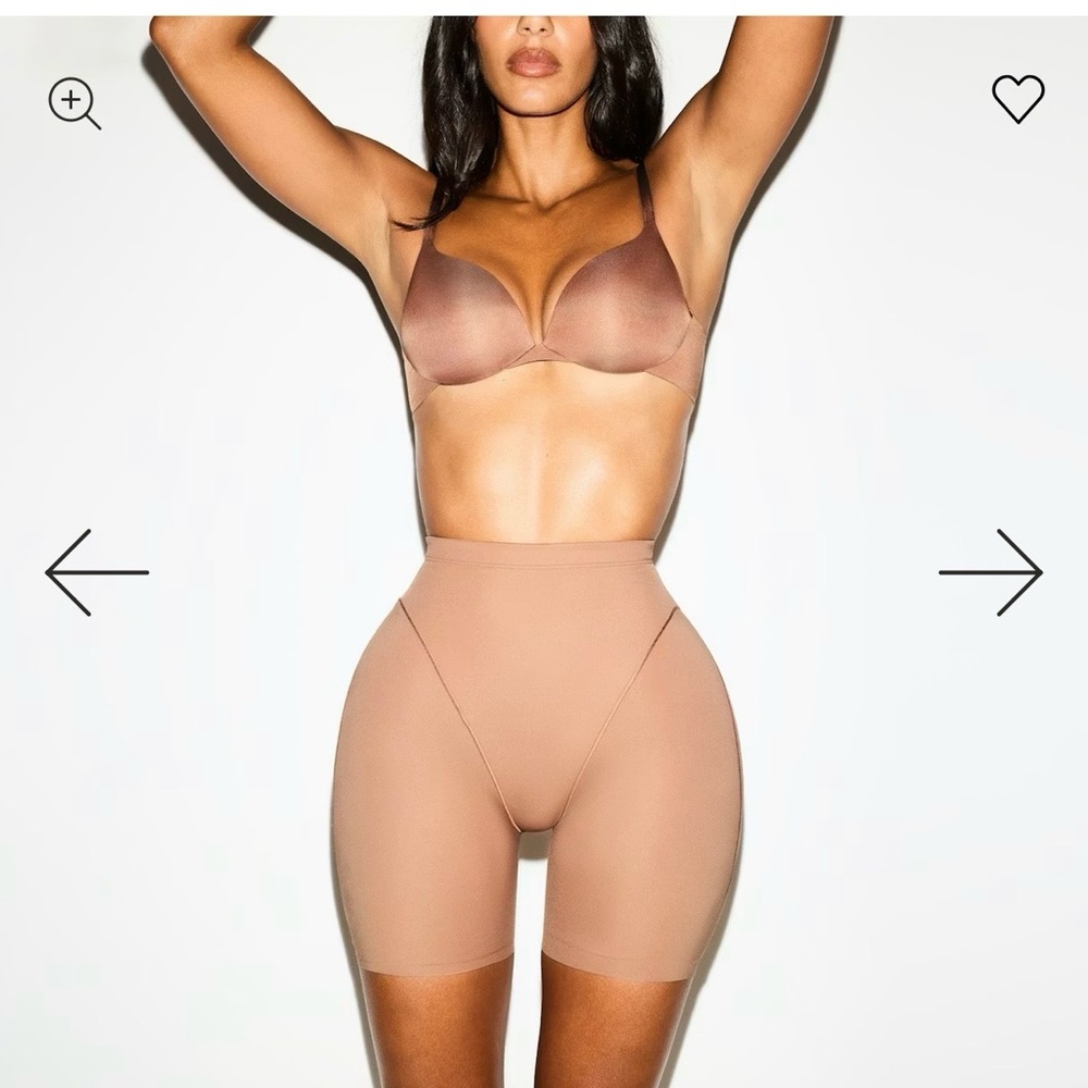 NWT - SKIMS BUTT AND HIP ENHANCING MID THIGH SHORT